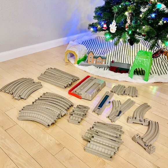 Thomas and Friends Elsbridge Train Set With Tracks Tunnels and Accessories - Picture 14 of 16